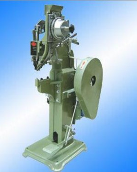 選購徑向鉚接機(jī)時(shí)需要注意哪些事項(xiàng)？