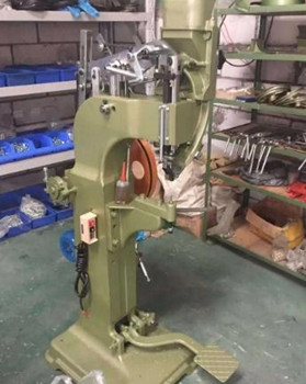 氣壓鉚接機(jī)的鉚頭會(huì)旋轉(zhuǎn)嗎？