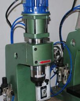 為什么氣壓鉚接機(jī)使用中鉚釘會發(fā)燙？