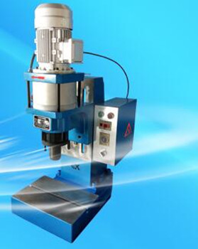 液壓鉚接機(jī)的模具有多少個？